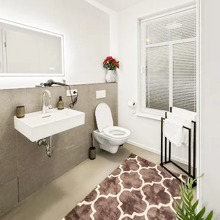 Modern Living: Hamburg & Baltic Sea Within 30 Min Ahrensburg