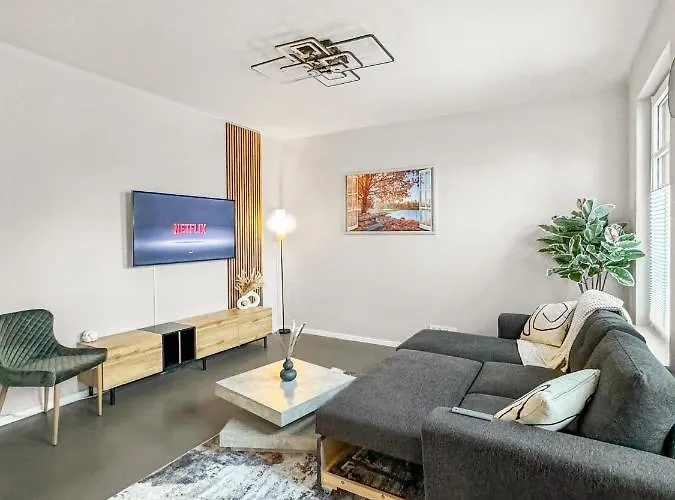 Modern Living: Hamburg & Baltic Sea Within 30 Min Ahrensburg